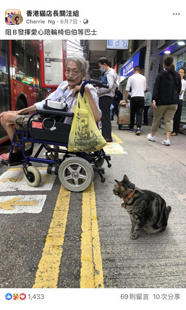 阻B發揮愛心陪輪椅伯伯等巴士